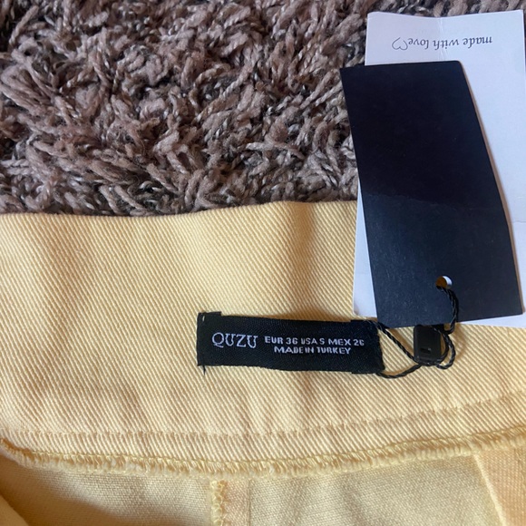 Quzu, light yellow cute buckle pleated shorts, size small - Picture 4 of 5